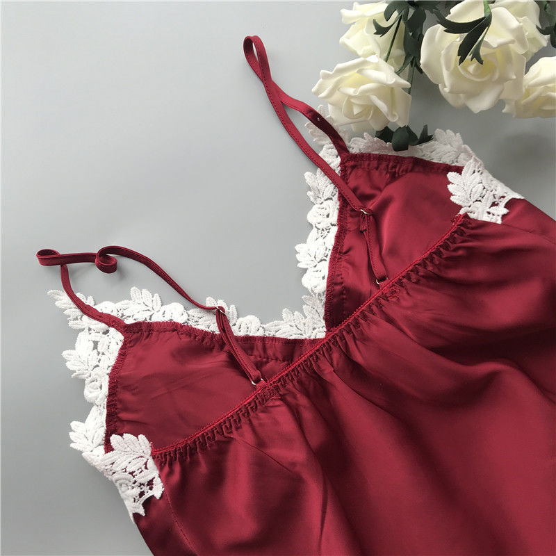 La ropa interior de dos piezas del cordón de las mujeres de los pijamas del satén respirable de la ropa de noche fijó con cuello de pico