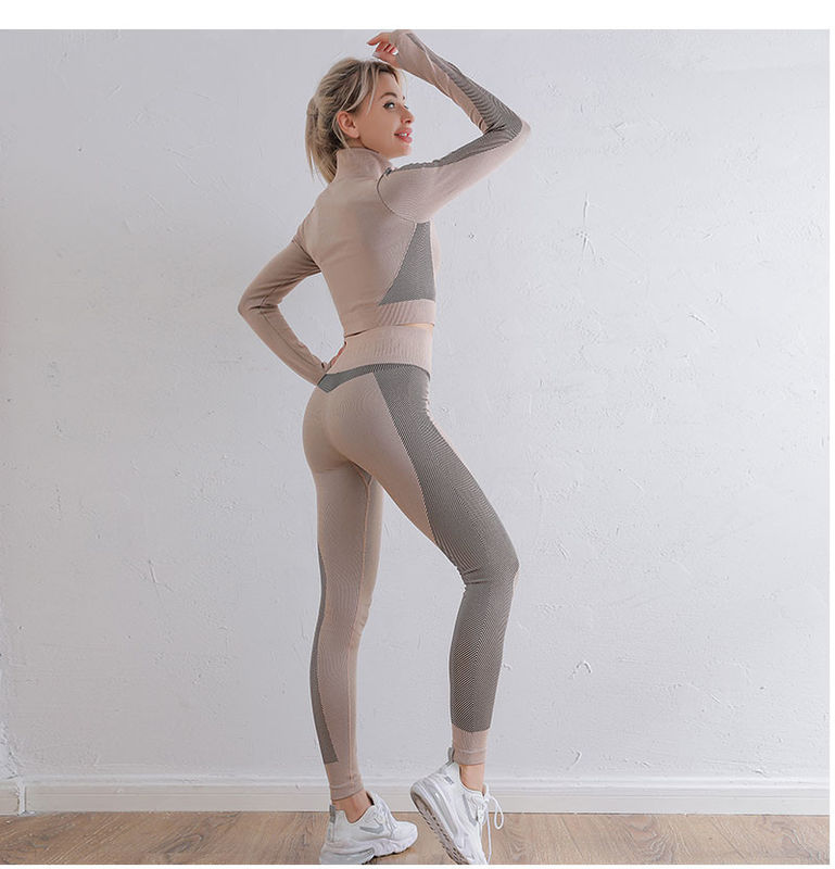 La cadera pone en cortocircuito a señoras acanaladas del sujetador de los deportes de la yoga 2/3 traje de gimnasio de las PC que funciona con la ropa